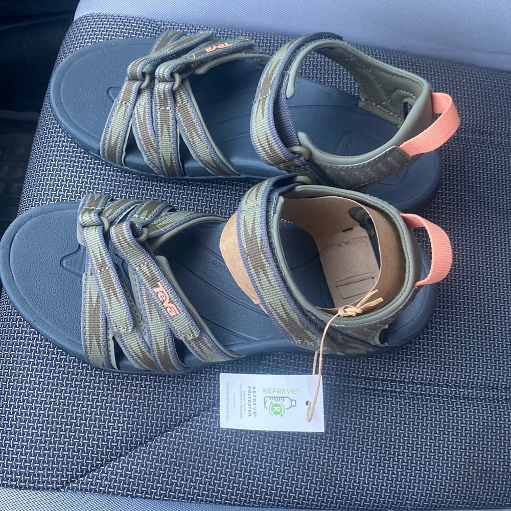 TEVA TIRRA. Size 6.5. New with tags.